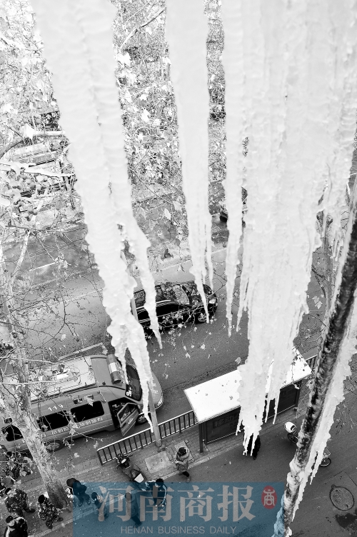 冰掛直指地面，知情的路人不得不繞道而過