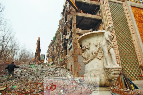 城東路下穿隧道動(dòng)工，建筑垃圾占據(jù)了人行道。