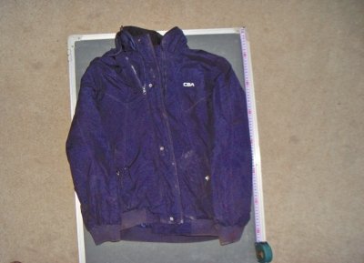 被犯罪嫌疑人丟棄在垃圾桶內的外套