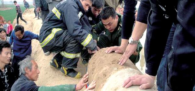 長(zhǎng)垣6歲頑童跳入機(jī)井玩耍被卡 4小時(shí)終獲救(圖) 長(zhǎng)垣6歲頑童跳入機(jī)井玩耍被卡 4小時(shí)終獲救(圖)