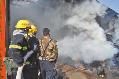 火勢(shì)兇猛，濃煙滾滾，消防官兵正在奮力救火。