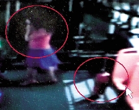 去年10月份的一天，一名女乘客打著電話下了車，包丟在了車上。(翻拍視頻)