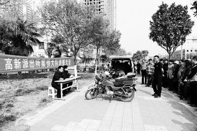 退贓大會(huì)上，石獅子物歸原主