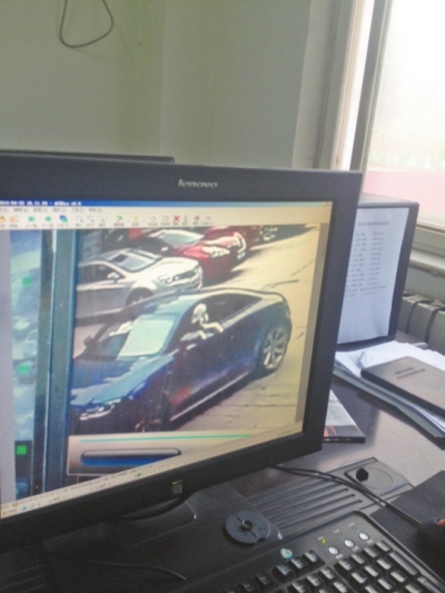 監(jiān)控錄像顯示，肇事車駕駛室內(nèi)有狗頭探出窗外。