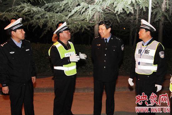 該支隊(duì)支隊(duì)長石軍(左二)、政委周西漢（左一）在向省總隊(duì)督導(dǎo)組匯報(bào)整治酒駕時(shí)的情景。