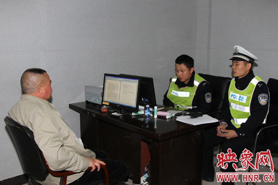 湖濱交管巡防大隊(duì)中隊(duì)長姚旭（右一）在對(duì)酒駕者詢問筆錄