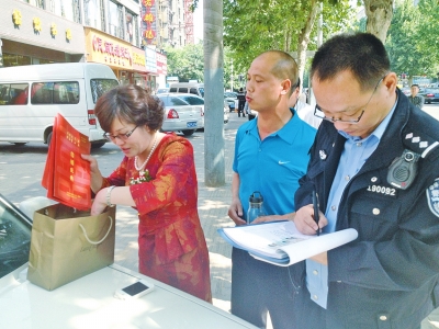 失主在清點(diǎn)、認(rèn)領(lǐng)失物。