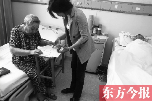 昨日，鄭大五附院二號(hào)樓住院部，馬老太寫下委托書，并簽字摁指印委托女兒代理為昏迷老伴解鎖取錢