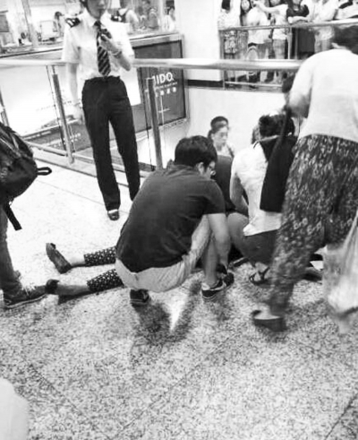 男子繼母被捅傷后跑到站內(nèi)，倒在了地上（圖片來自網(wǎng)絡）。