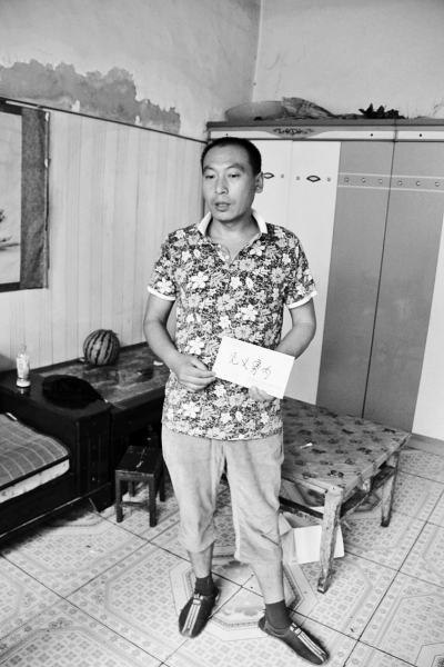 采建新拿的信封里，是南京警方送來的獎金。