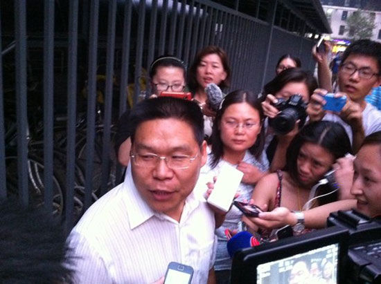 受害人的辯護律師田參軍在庭審結束后接受記者采訪