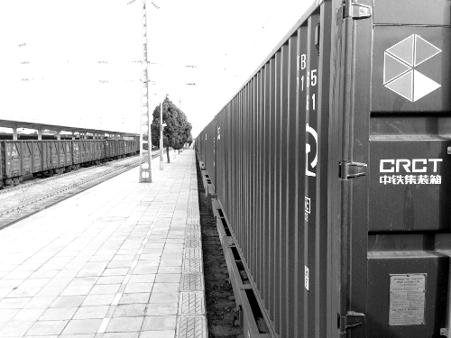 此次班列跟車工作人員@就著米飯吃面條發(fā)微博說：一路走來，每個?？空镜墓ぷ魅藛T都在夸我們的集裝箱。