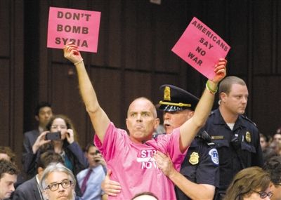 3日，美參議院外委會舉行敘利亞問題聽證會，民眾在現(xiàn)場示威，抗議美國軍事干預(yù)敘利亞。