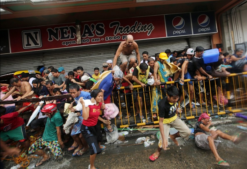 當(dāng)?shù)貢r(shí)間11月10日，強(qiáng)臺(tái)風(fēng)“海燕”襲擊菲律賓塔克洛班后，當(dāng)?shù)鼐用裣唇偕痰?，哄搶物資。