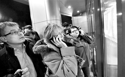 11月17日，俄羅斯喀山機場，一些人在查看航站樓上貼著的遇難者名單，他們可能是遇難者的親屬。