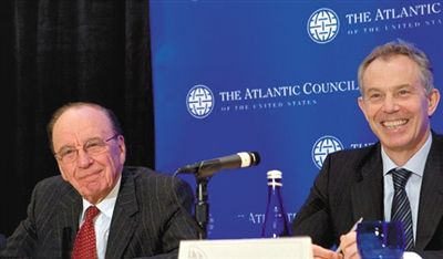 2008年，布萊爾與默多克在美國(guó)參加一國(guó)際會(huì)議。