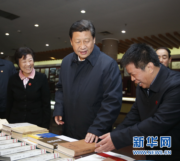 26日上午，習(xí)近平在孔子研究院參觀考察。新華社記者鞠鵬 攝