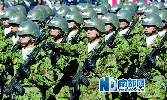 10月27日，日本自衛(wèi)隊(duì)舉行閱兵儀式