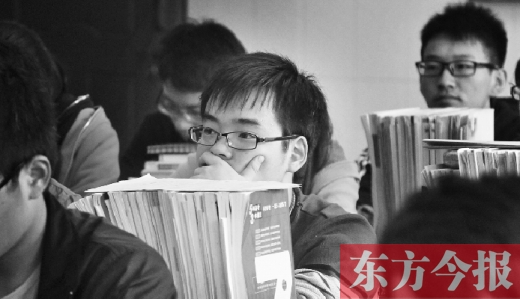 鄭州一所學(xué)校的高三學(xué)生正在認(rèn)真聽課 鄭州一所學(xué)校的高三學(xué)生正在認(rèn)真聽課