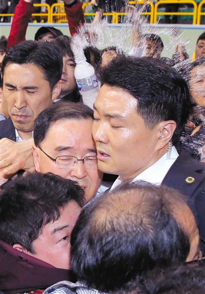 17日，鄭烘原（中）會(huì)見乘客家屬時(shí)，遭到家屬辱罵、潑水。