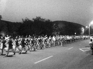 廣場(chǎng)舞大媽“轉(zhuǎn)行”，徐州每晚萬(wàn)人暴走