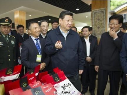 習近平品新疆美食:不辭長作新疆人 習近平品新疆美食:不辭長作新疆人