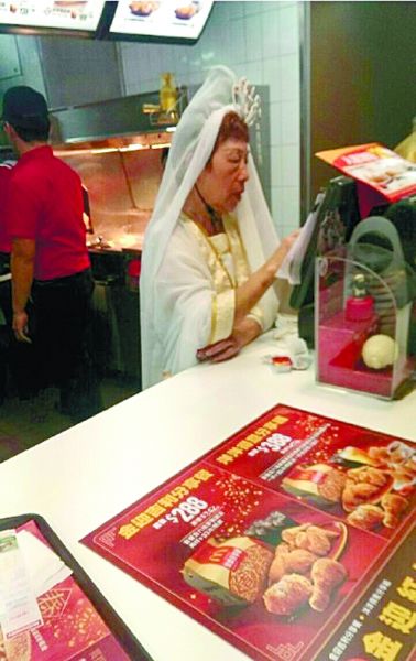 麥當(dāng)勞也挺拼的！店員化身觀音為顧客點(diǎn)餐