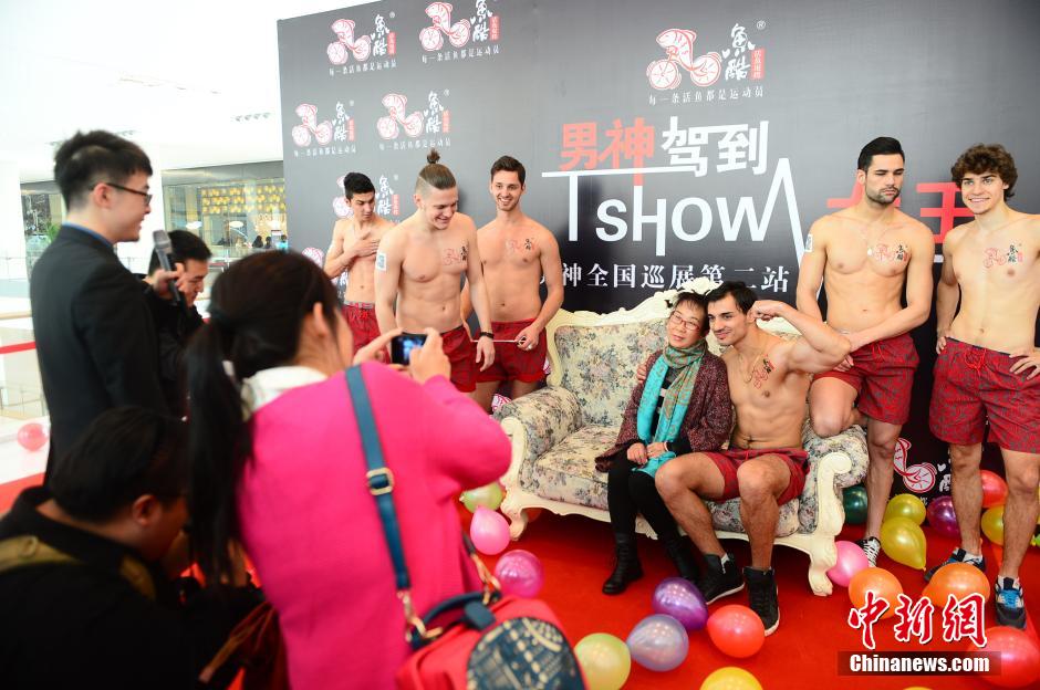 餐廳用性感男模當(dāng)服務(wù)員 半裸服務(wù)吸引女性顧客 餐廳用性感男模當(dāng)服務(wù)員 半裸服務(wù)吸引女性顧客