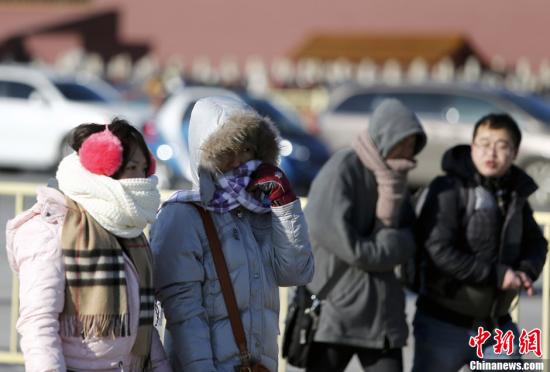 　12月23日，京城迎來(lái)今年入冬以來(lái)最冷的時(shí)刻。受今年以來(lái)最強(qiáng)冷空氣影響，京城迎來(lái)入冬以來(lái)幅度最大的