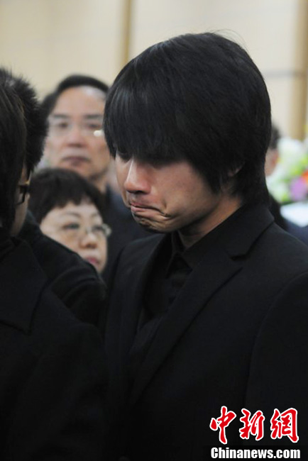 韓寒到場痛哭流淚。