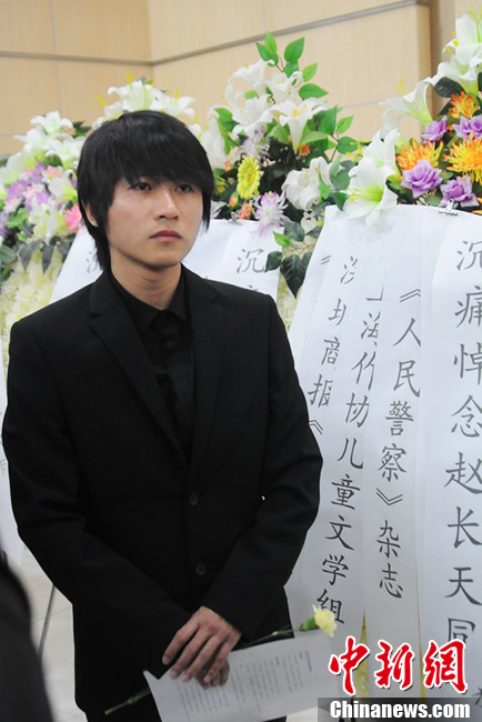 韓寒到場痛哭流淚。