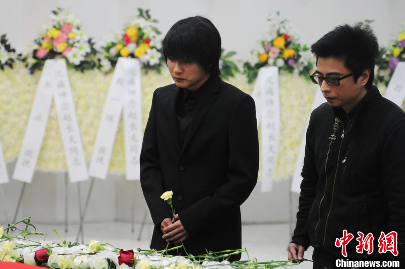 韓寒到場痛哭流淚。