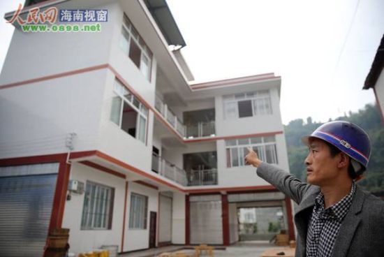 舒正山指著新房說：“我將喬遷宴席的豬肉分給村民吃，竟被大家誤傳是災(zāi)后大魚大肉。”