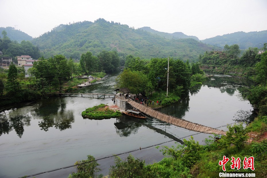 5月2日，鳳凰縣搜尋人員仍在沱江下游搜尋。