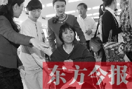 坐在輪椅上的，就是為兒子捐出肝、腎的母親潘大想