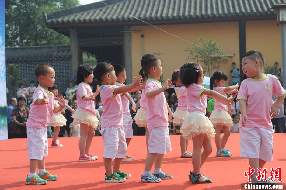 圖為孩子們?cè)谏誔arty上表演節(jié)目。張浪 攝