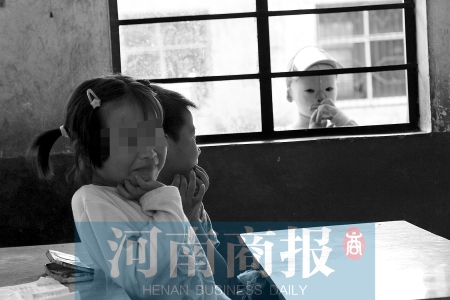 她不止一次說想去上學，而更多的時候，她是站在教室外面，眼巴巴地看著里面的小朋友