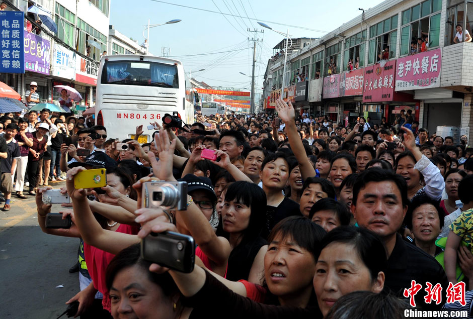 6月5日，一年一度的毛坦廠鎮(zhèn)“送考節(jié)”到來(lái)，70輛大巴車護(hù)送毛坦廠中學(xué)萬(wàn)名考生安全赴考。