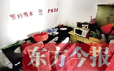 廁所進(jìn)門中廳，擺放著灶臺(tái)、餐桌、床鋪等，乍一看像個(gè)客廳