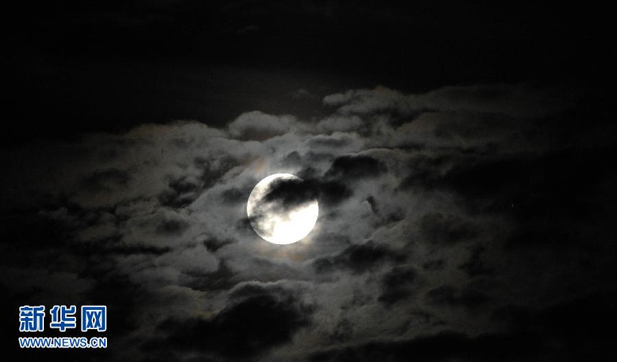 6月23日晚，一輪圓月高懸在海南省海口市上空。