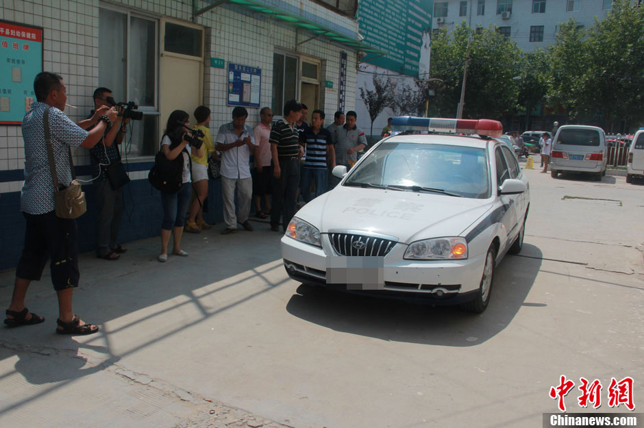 圖為護(hù)送獲救嬰兒的警察駛?cè)敫黄娇h婦幼保健院。張一辰 攝