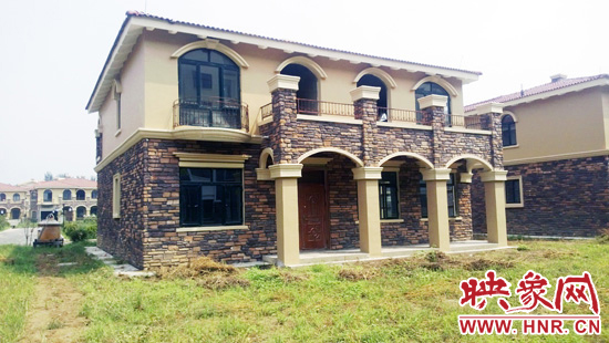 這里的別墅有兩層的，也有三層的，主體、裝修都已經完工