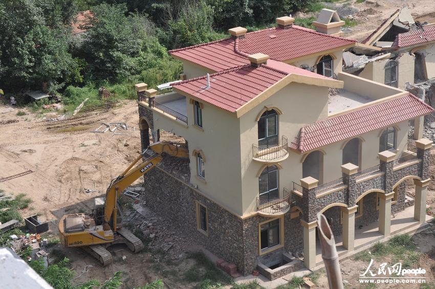 2013年8月18日，在黃河南岸鄭州市惠濟(jì)區(qū)花園口鎮(zhèn)申莊村，違規(guī)修建的別墅正在被拆除。張濤/東方IC