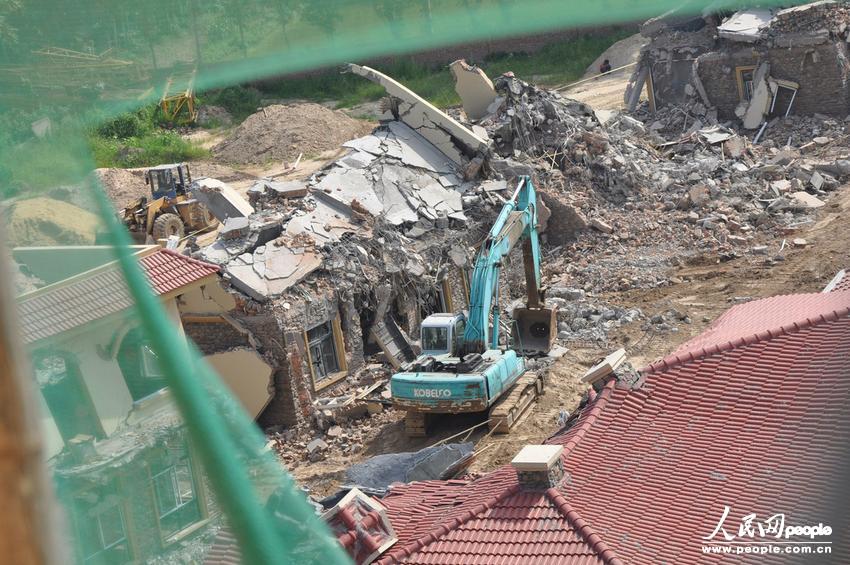2013年8月18日，在黃河南岸鄭州市惠濟(jì)區(qū)花園口鎮(zhèn)申莊村，違規(guī)修建的別墅正在被拆除。張濤/東方IC