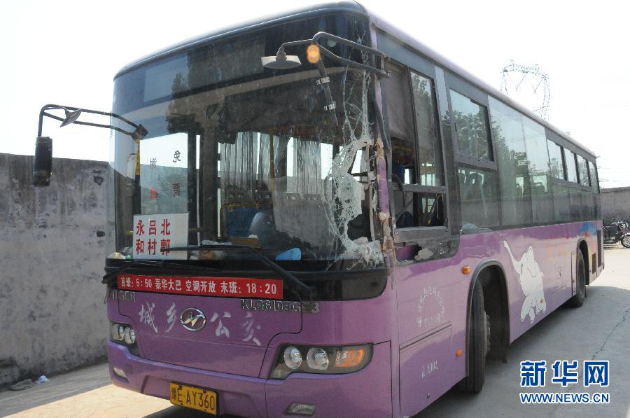 事發(fā)公交車左前方的擋風玻璃破了一個大洞（8月20日攝）。