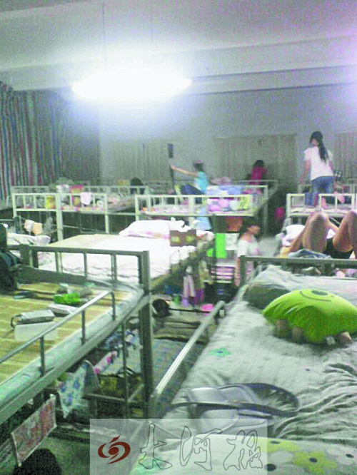 住在電教室里的女生們，擁擠不堪。