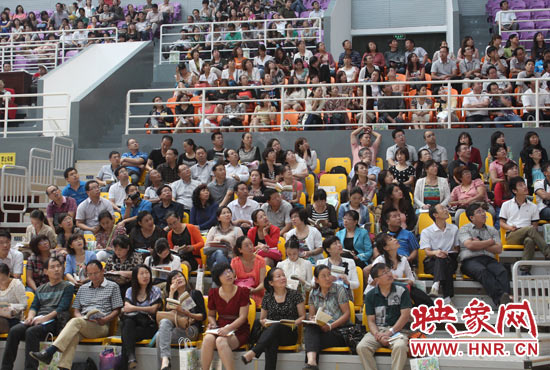 來自各地的老師認(rèn)真觀看大屏幕上的系統(tǒng)操作演示 來自各地的老師認(rèn)真觀看大屏幕上的系統(tǒng)操作演示