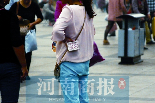 火車站廣場，一女子拿著寫有不同房型價(jià)位的卡片在拉客，不少市民抱怨，受過此類“騷擾”