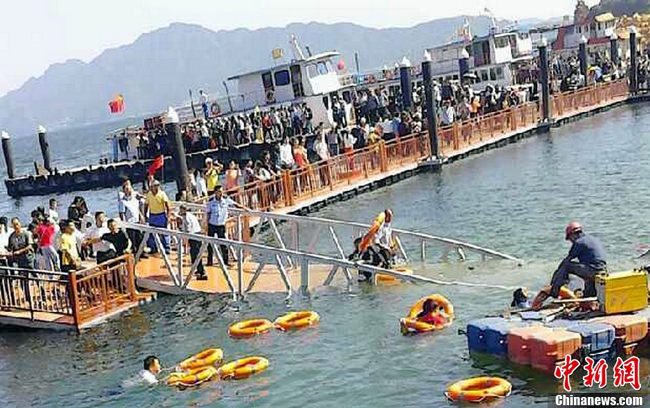 江西廬山景區(qū)游人爆滿致橋梁斷裂 數(shù)十人落水 江西廬山景區(qū)游人爆滿致橋梁斷裂 數(shù)十人落水