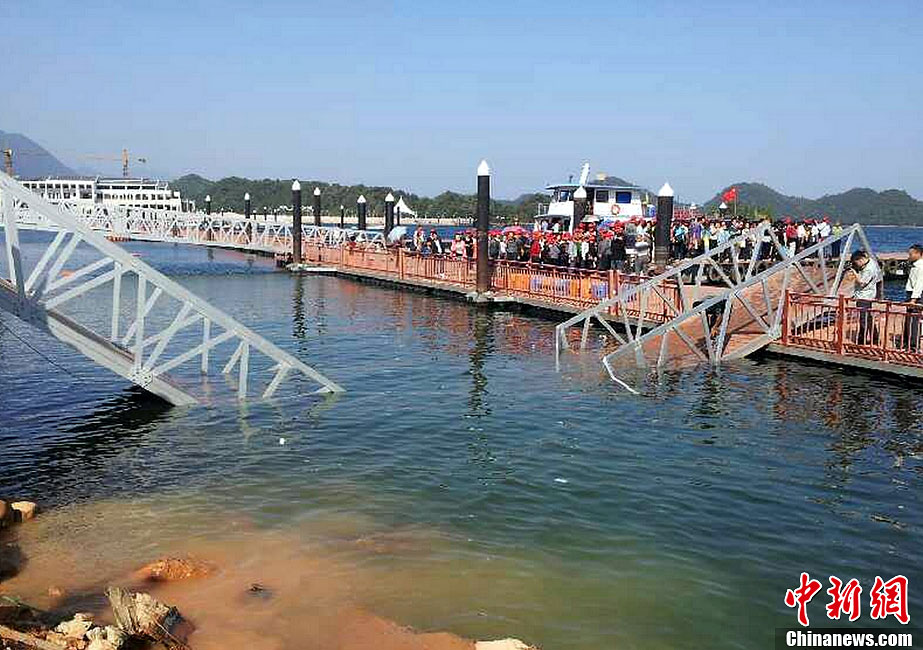 江西廬山景區(qū)游人爆滿致橋梁斷裂 數(shù)十人落水 江西廬山景區(qū)游人爆滿致橋梁斷裂 數(shù)十人落水
